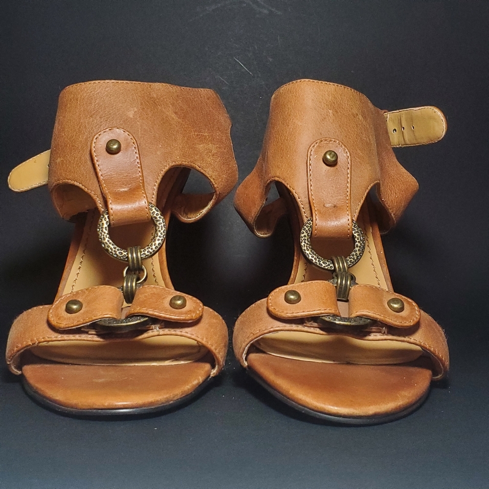 NINE WEST Snooks Tan T-Strap Leather Upper Heels Size 8.5 & 4" Heel. - Picture 4 of 13